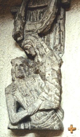 Kreuzweg Station 13: Jesus wird vom Kreuz genommen und in den Schoß seiner Mutter gelegt ( Relief von Hans Wachter)