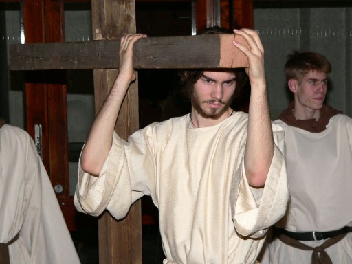 Jesus nimmt das Kreuz auf sich
